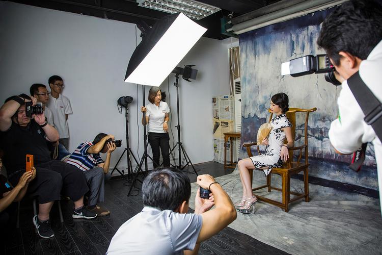 凌爱霞,公司经营范围包括:摄影摄像服务,摄影扩印服务,摄影